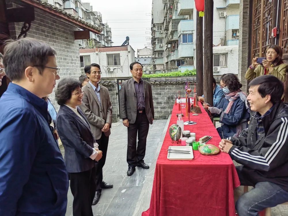王爱武到大观区西城记忆体验馆民间艺术展调研